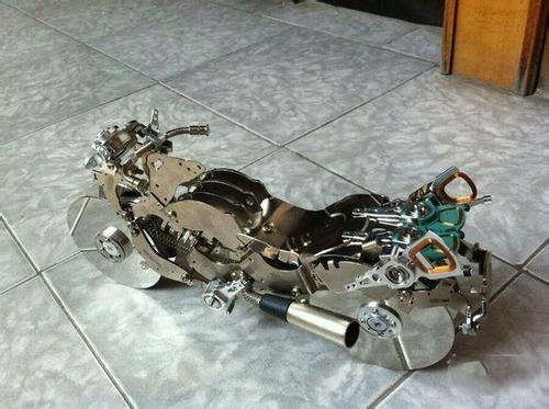 《魔獸世界》玩家用舊電腦零件制作機械路霸【10】