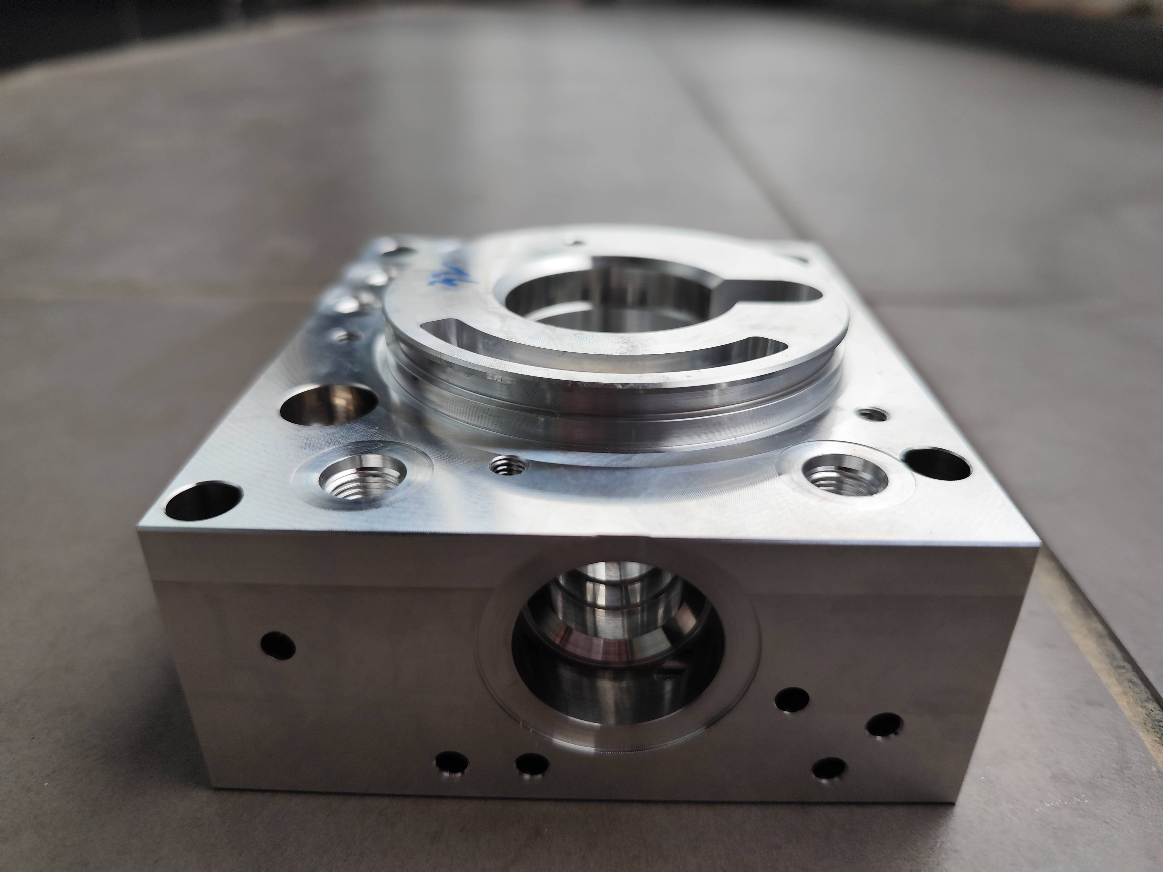 東莞良友機械-高壓水去毛刺清洗機,機加工高壓水去毛刺更輕松!_零件_